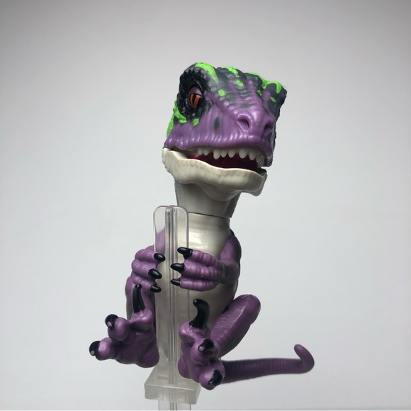 Fingerlings Interactive Untamed Raptor Razor (Purple) by WowWee - Picture 5 of 5